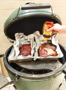 Cooking pulled pork on the big green egg