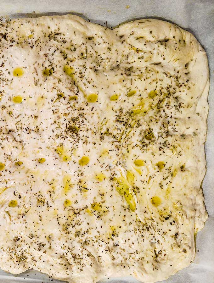 https://www.onthegobites.com/wp-content/uploads/2017/10/Bread-machine-herb-focaccia-dough-with-dimples-and-olive-oil.jpg