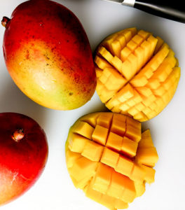 How to cut a mango flower