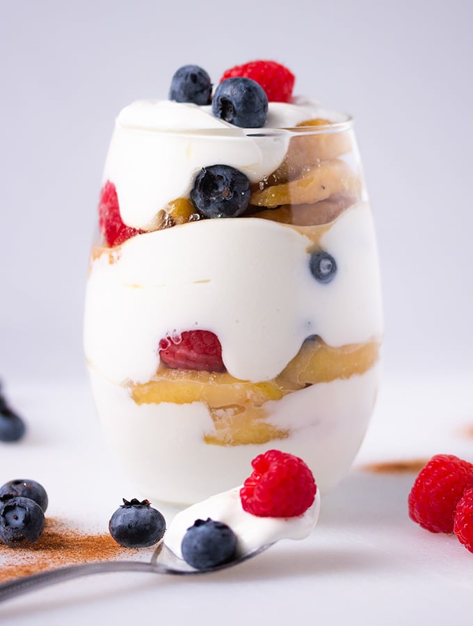 https://www.onthegobites.com/wp-content/uploads/2019/07/yogurt-parfait-cinnamon-apples.jpg
